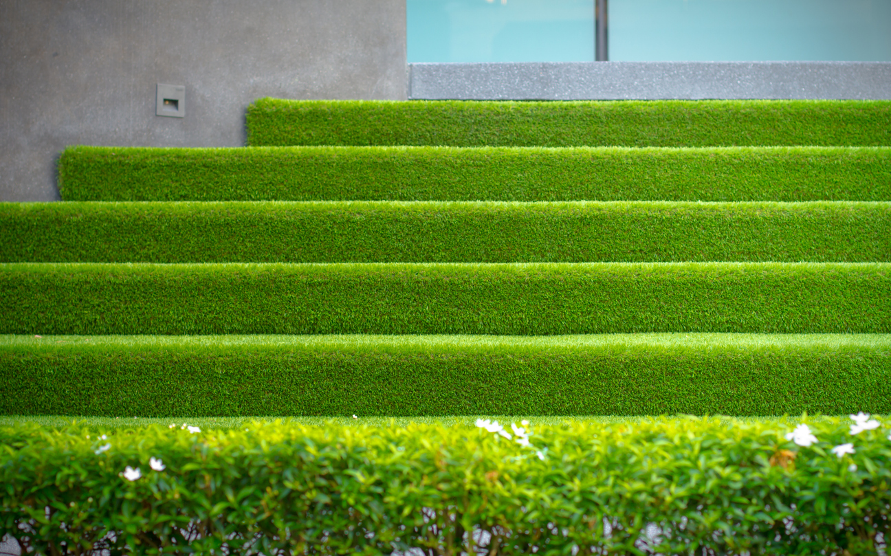 Gazon synthétique résistant zones à fort passage avec fibres denses