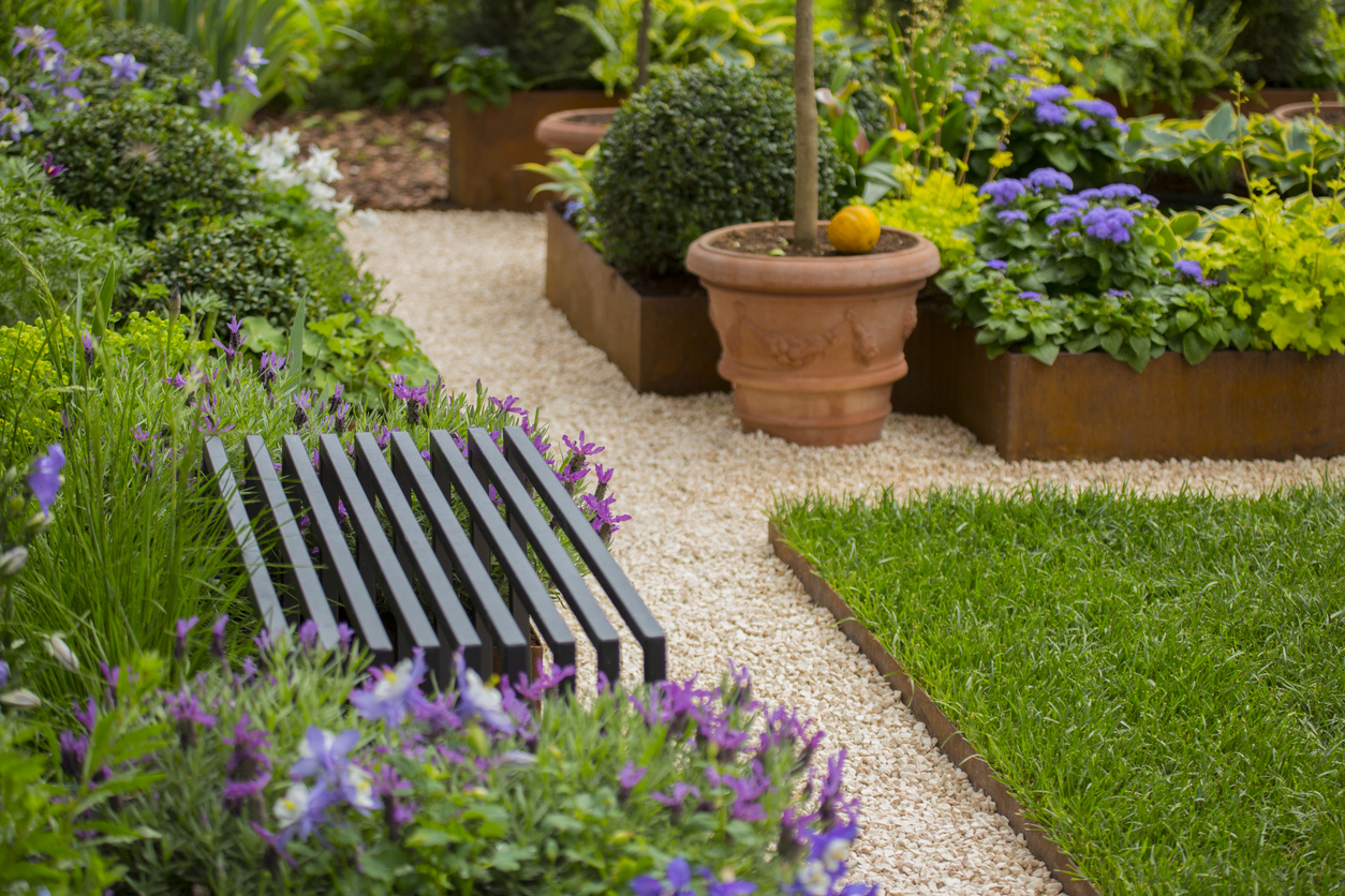 jardin au printemps avec du gazon synthétique