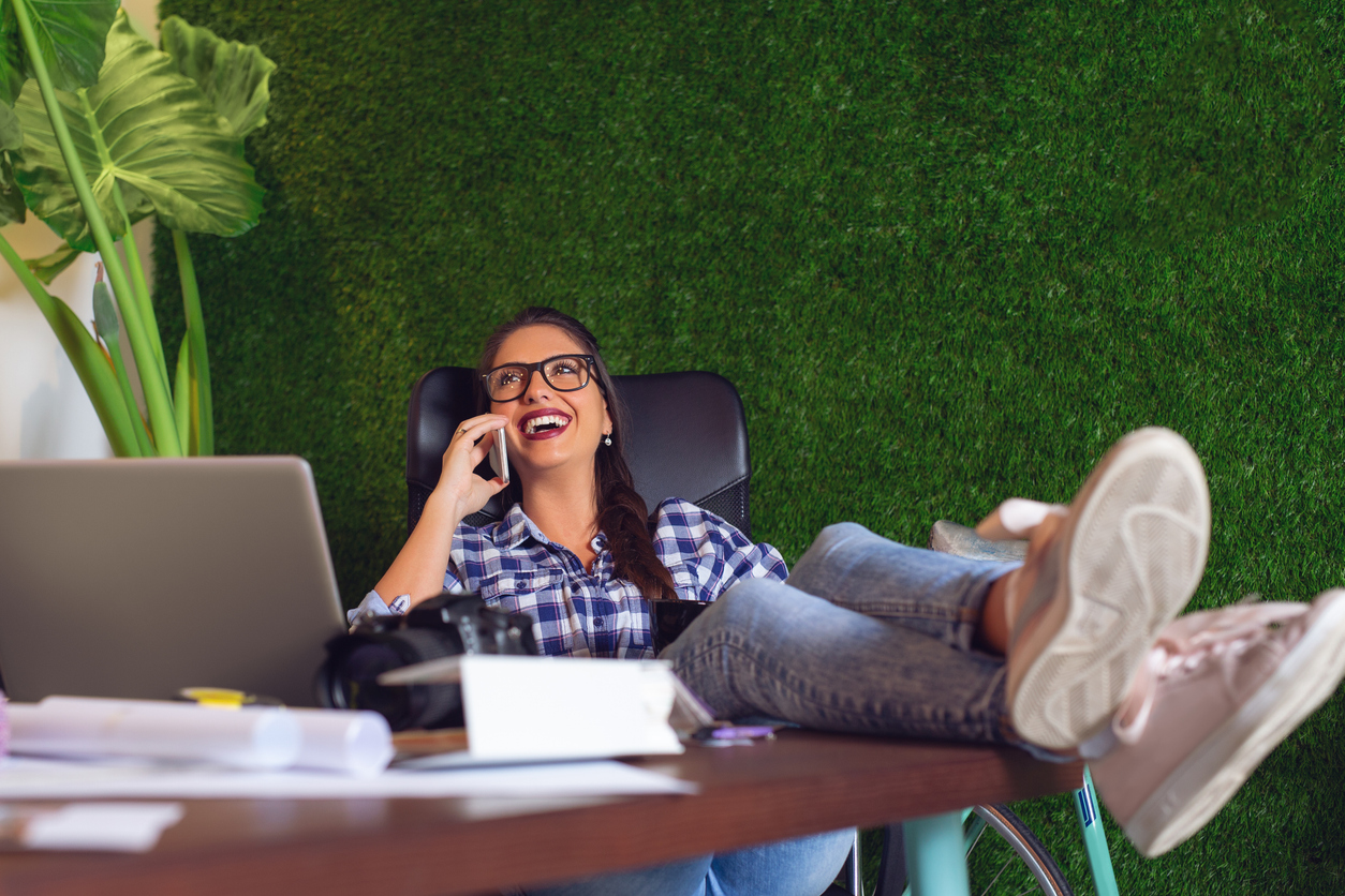 gazon synthétique pour un espace de coworking extérieur