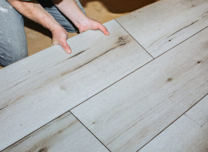 Plancher SPC effet bois installé dans un intérieur moderne, offrant résistance et imperméabilité.