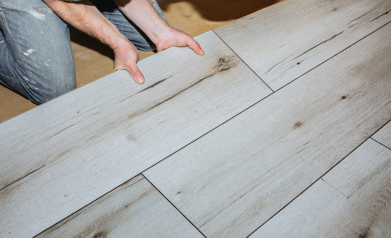 Plancher SPC effet bois installé dans un intérieur moderne, offrant résistance et imperméabilité.