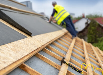 Membrane HPV installée sur une charpente pour optimiser l’étanchéité et la ventilation.