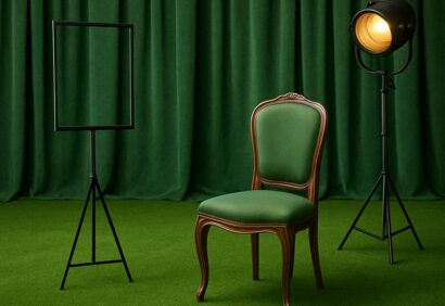 Scène de théâtre décorée avec du gazon synthétique