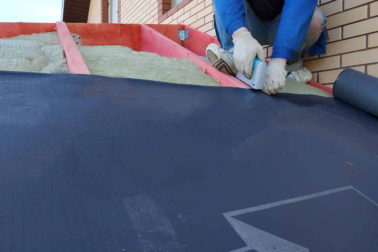Installation d'une membrane HPV pour améliorer la durabilité des bâtiments.
